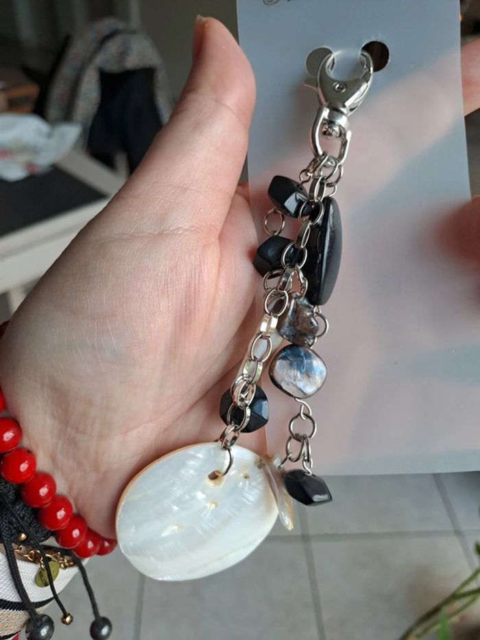 Bijou de sac ou porte clé noir et nacre - photo numéro 2