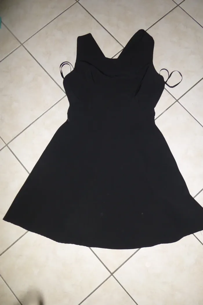 jolie robe noir croisée dans le dos taille L neuve