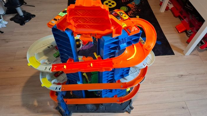 Ultime Garage Hotwheels Dinosaure excellent état. Remise en mains propres uniquement secteur Annecy - photo numéro 5