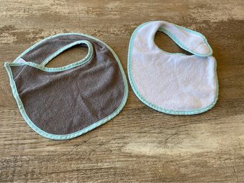 Deux bavoirs bébé maternité