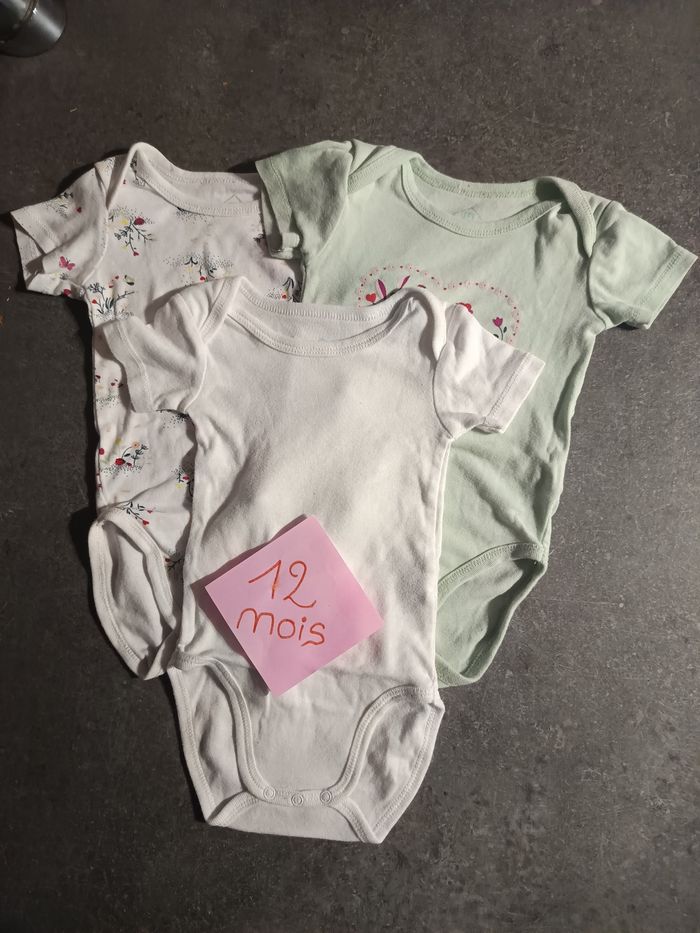Lot bodies fleuris 12 mois