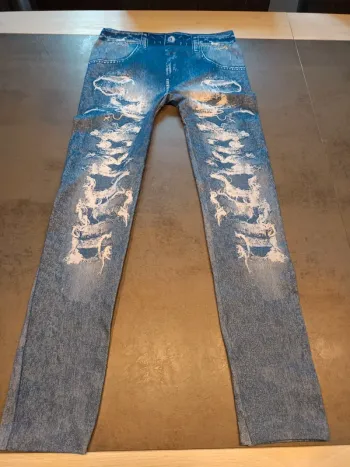 Vends legging imitation jeans taille 12 ans .