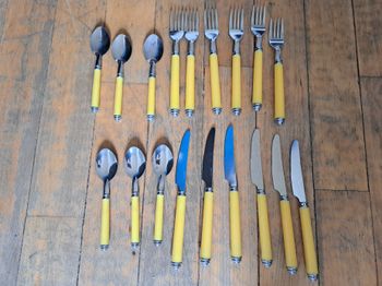 Lot de couverts jaune vintage