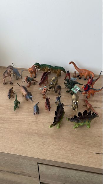 Jouer figurine dinosaures
