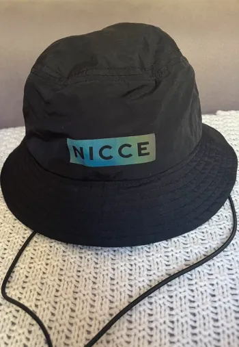 Bob noir nicce logo réfléchissant