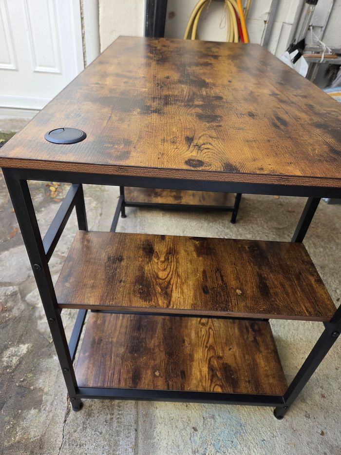 BureauBureau style industriel, en excellent état, pied reglable, avec sa chaise. 3 étagères de chaque côté. 120  x 69 cm. Hauteur 76 cm - photo numéro 3