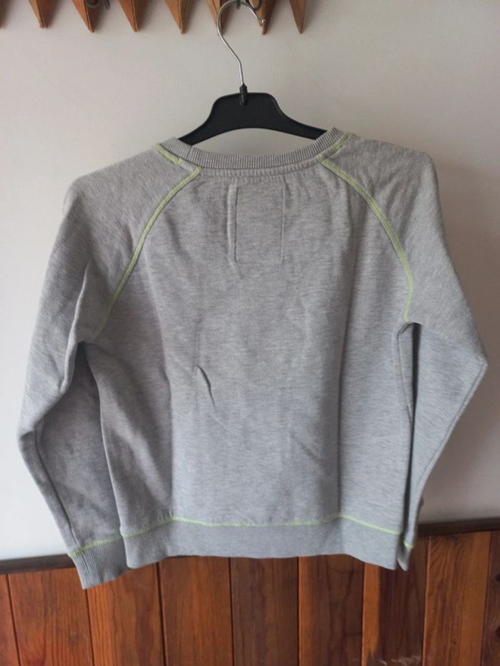 Pull gris avec une fermeture éclair sur le côté - photo numéro 2