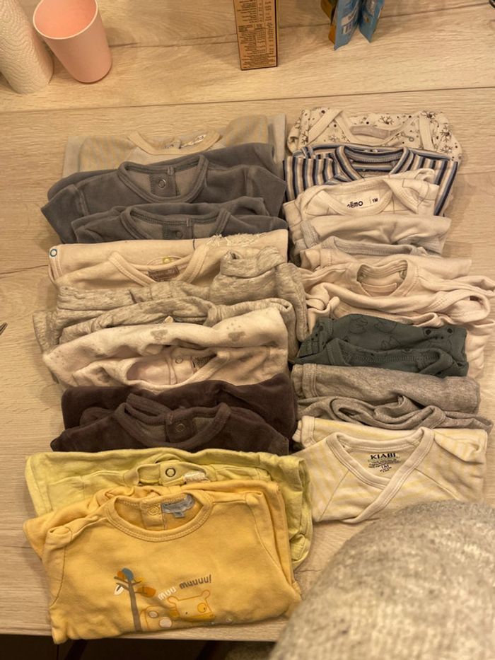 Lot pyjamas bodys 1 mois