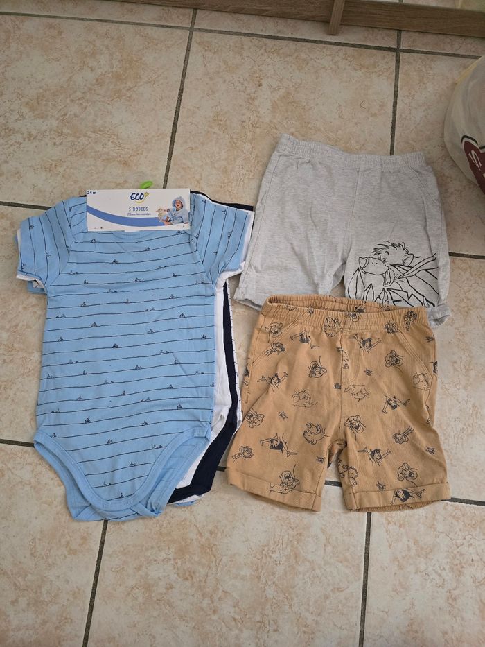 Lot bodys Manches courtes et shorts 24 mois