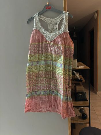 Robe débardeur fluide à motifs pastels colorés et dentelle