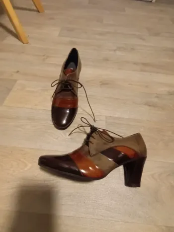 Chaussures pertini 37 marron à lacets en cuir talon de 7cm Neuf jamais porté grande qualité