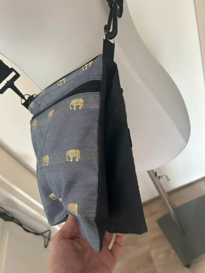 Sac bandoulière léger bleu en soie avec motif éléphant doré - photo numéro 4