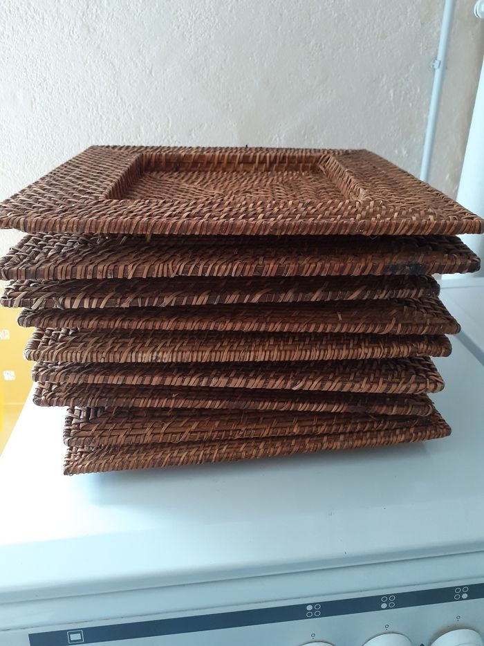 Dessous d'assiettes.