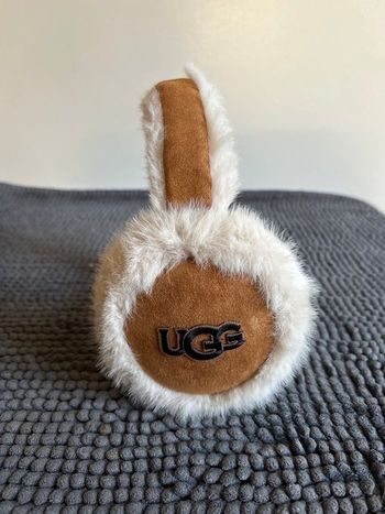 Cache oreilles UGG 