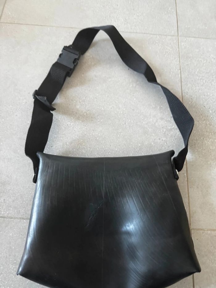 Sac à bandoulière fait main, bon état mais il y a des marques d'usures, 37x25cm - photo numéro 3