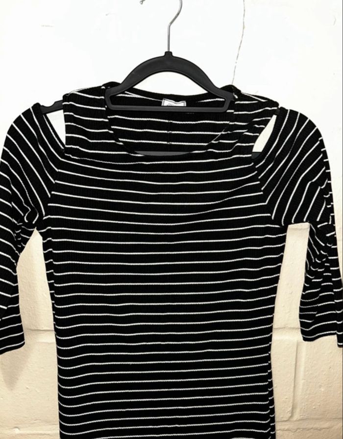 Robe mi-longue noire à lignes blanches – Pimkie – Taille S - Très bon état - photo numéro 2