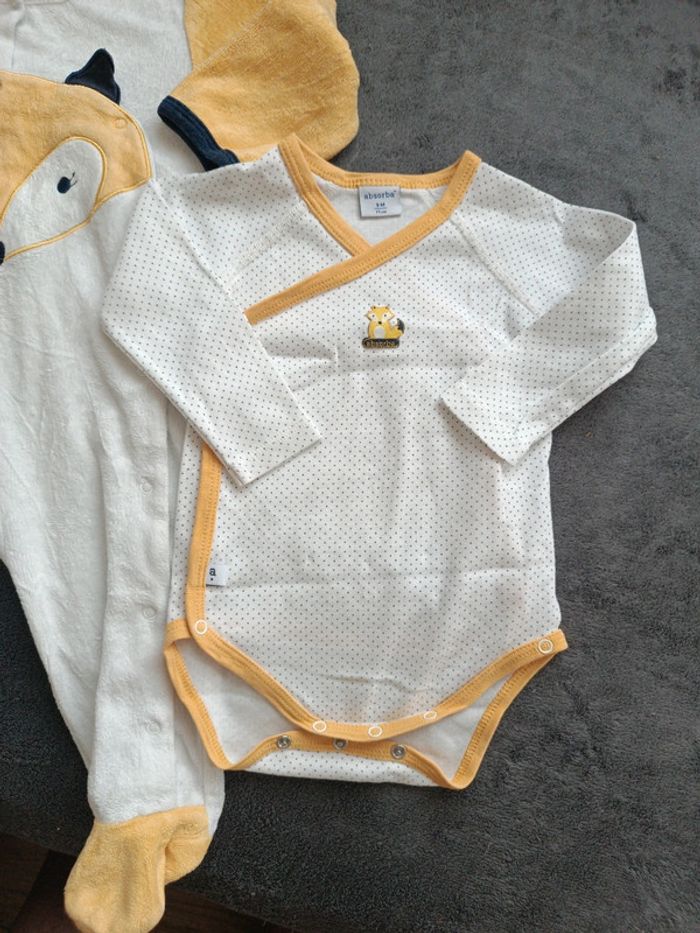 Lot pyjama et bodie - photo numéro 2