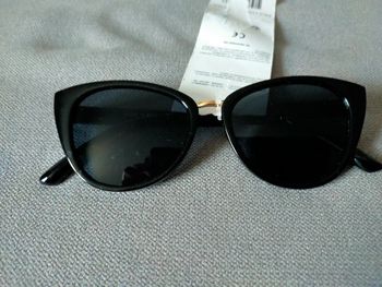 Lunettes de soleil noires – Neuves avec étiquette