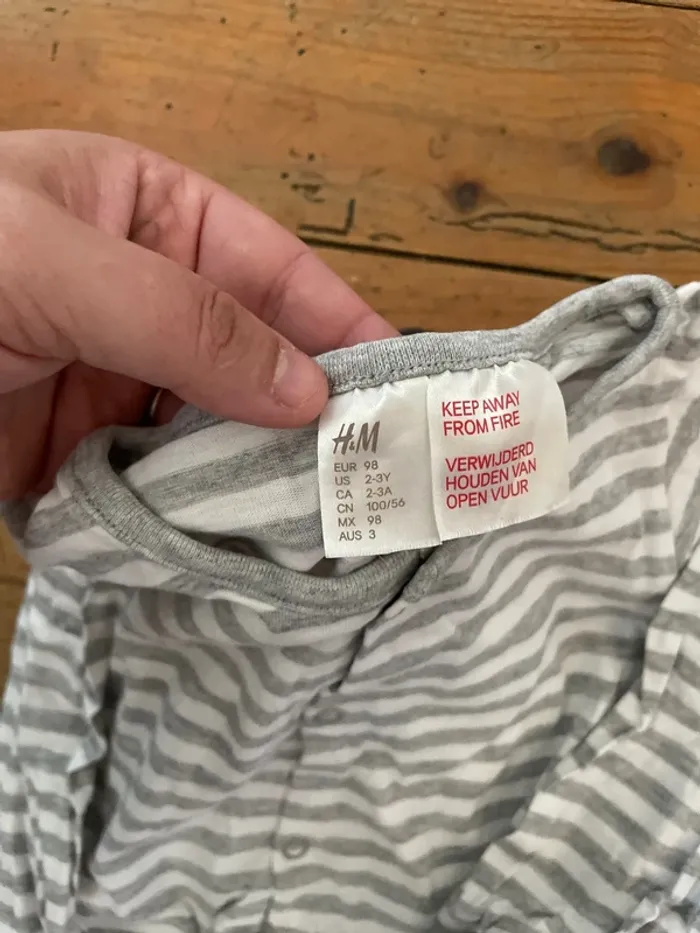 Lot deux pyjamas fins 98cm un sans pieds un avec - photo numéro 2