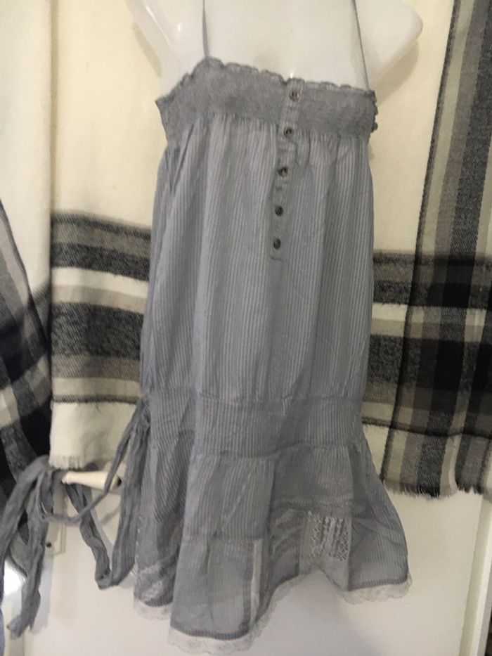 Robe tunique grise rayé blanc et dentelle la mode est à vous - photo numéro 2