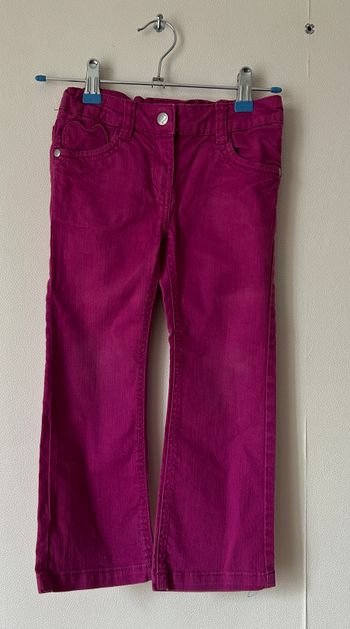 pantalon jean évasé couleur framboise