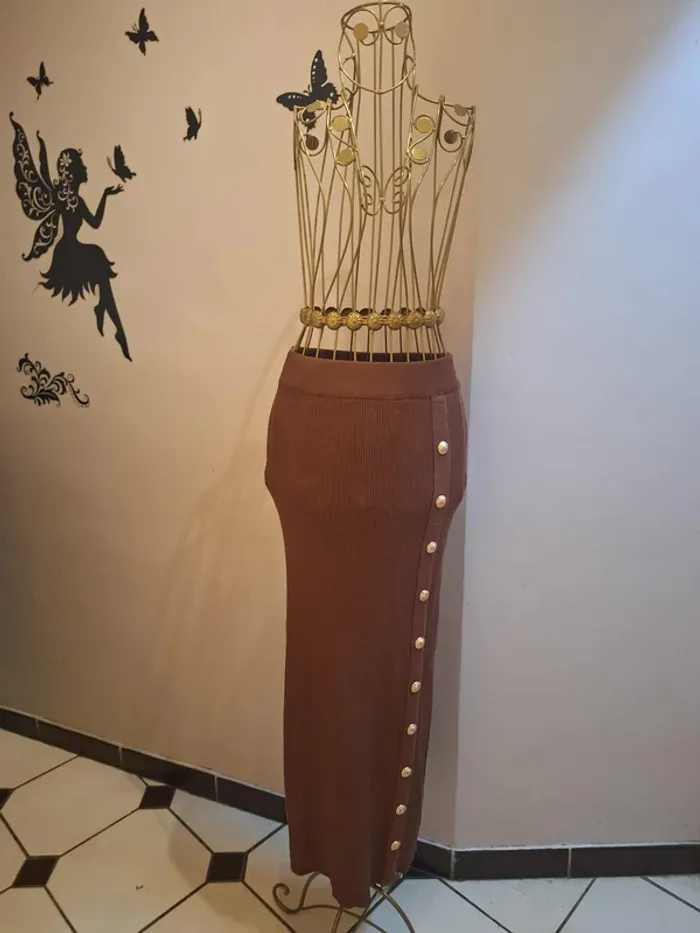 Jupe longue en mailles et bouton officiers