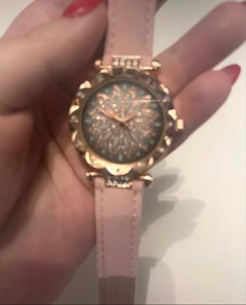 Montre à aiguille NEUVE pour femme couleur rose et doré avec strass