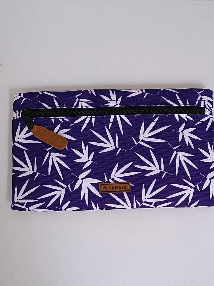 Pochette zippée cabaïa 25x15 cm vous pouvez l'accrocher à la ceinture 
 neuve jamais utilisée envoi rapide