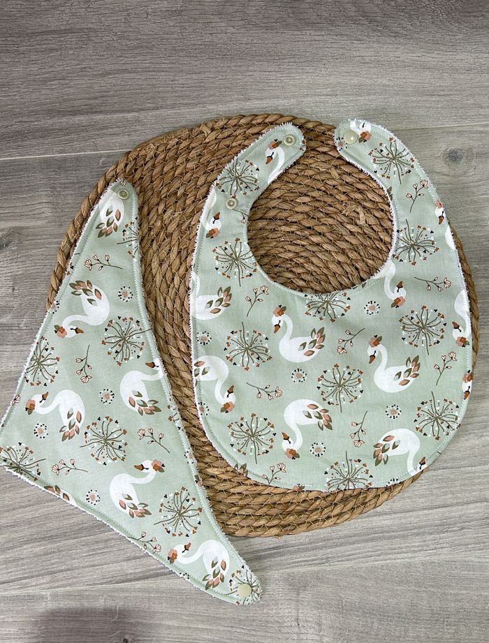 Lot 2 bavoirs cygnes vert fait main