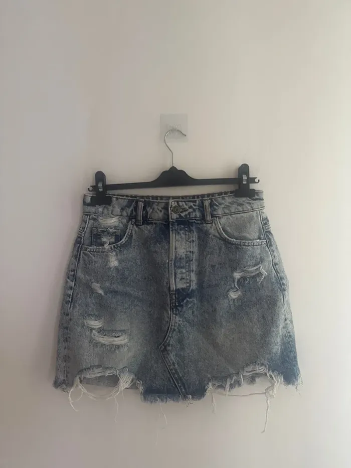 Mini jupe en jean délavé Bershka – T. 38 (EU) / 6 (US) / 26 (MEX)