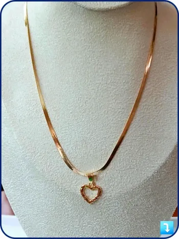 Collier doré maille serpent avec cœur martelé – tendance, chic et moderne