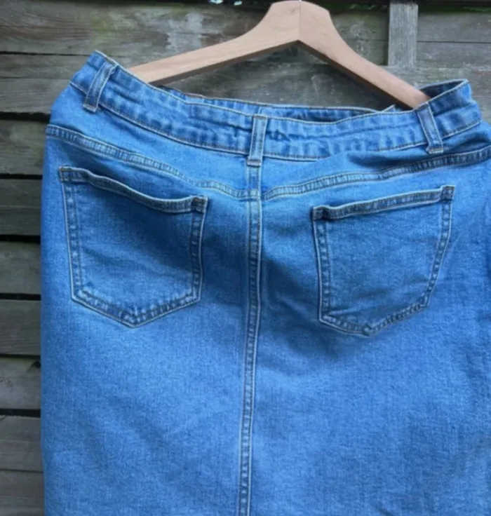 Jupe en jean bleu de la marque Kiabi, taille 40. Très bon état - photo numéro 5