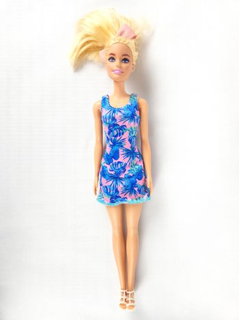 Poupée Barbie Fashionistas robe à motifs tropicaux bleus et roses - Mattel 2015