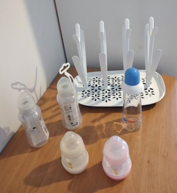 Égouttoir à biberons + 5 Biberons 