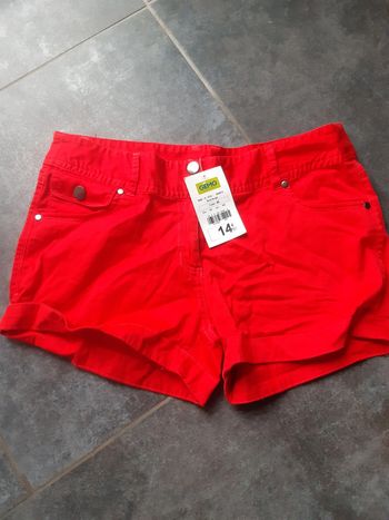 Short rouge neuf