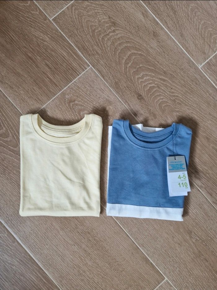 Lot de 2 t shirts Primark 4-5 ans - photo numéro 2