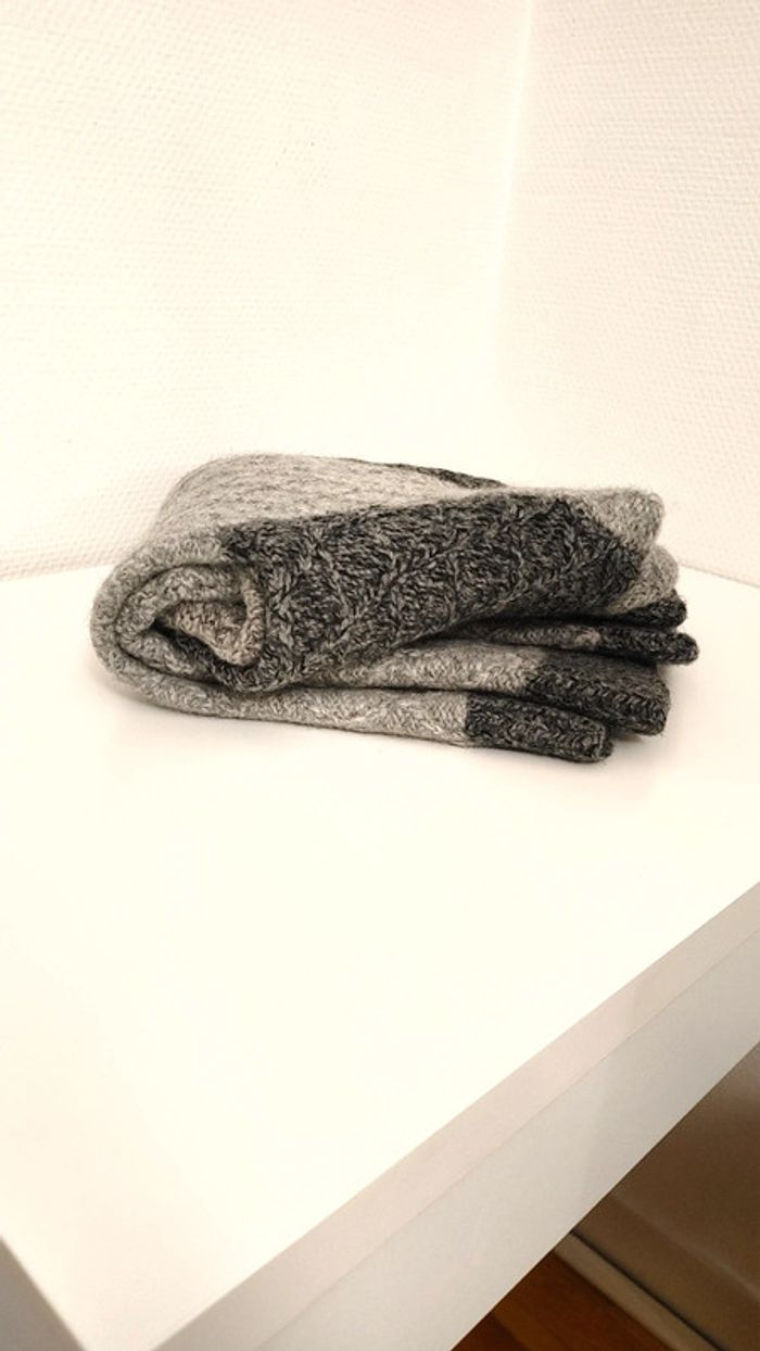 Gros pull hiver en laine torsadée tricoté main bicolore gris foncé et gris clair col rond - photo numéro 7