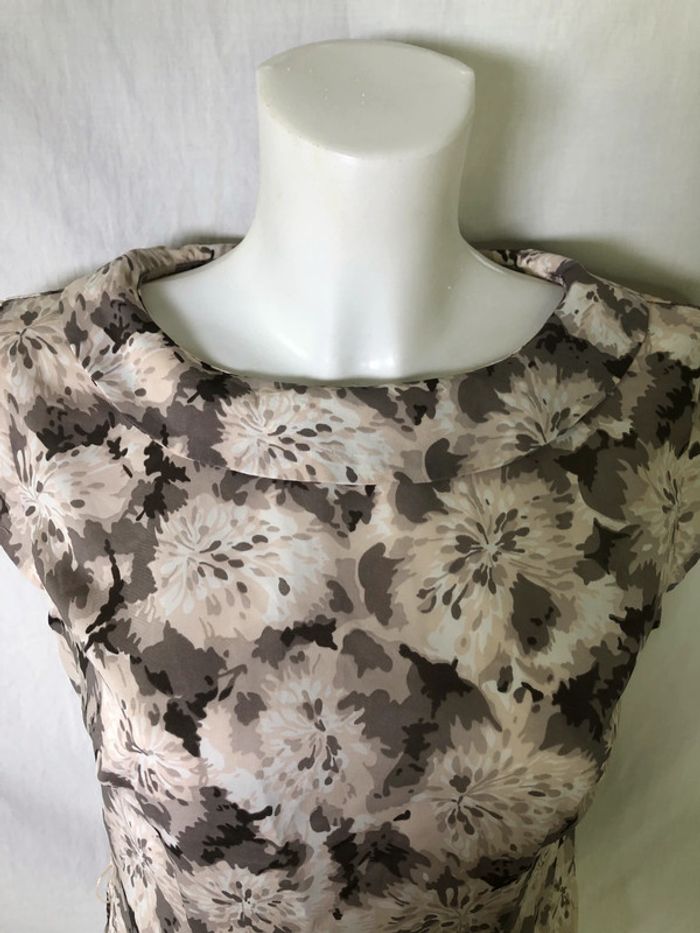 Blouse col rond motifs fleurs taupe et marron H&M manches courtes taille 38 comme neuve - photo numéro 5