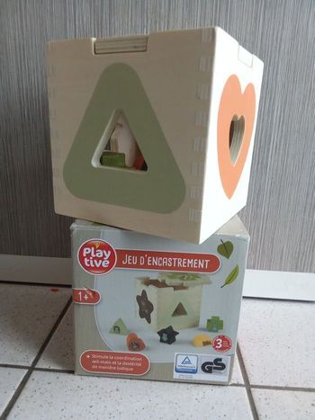 Jeu d'encastrement en bois, boîte à formes playtive dès 1 ans