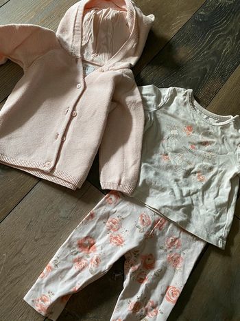 Magnifique ensemble 3 pièces C&A petits lapins et roses rose 3/6mois