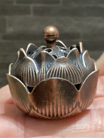 Brûle encens fleur de lotus au couvercle amovible avec de très beaux détails coloris cuivré 