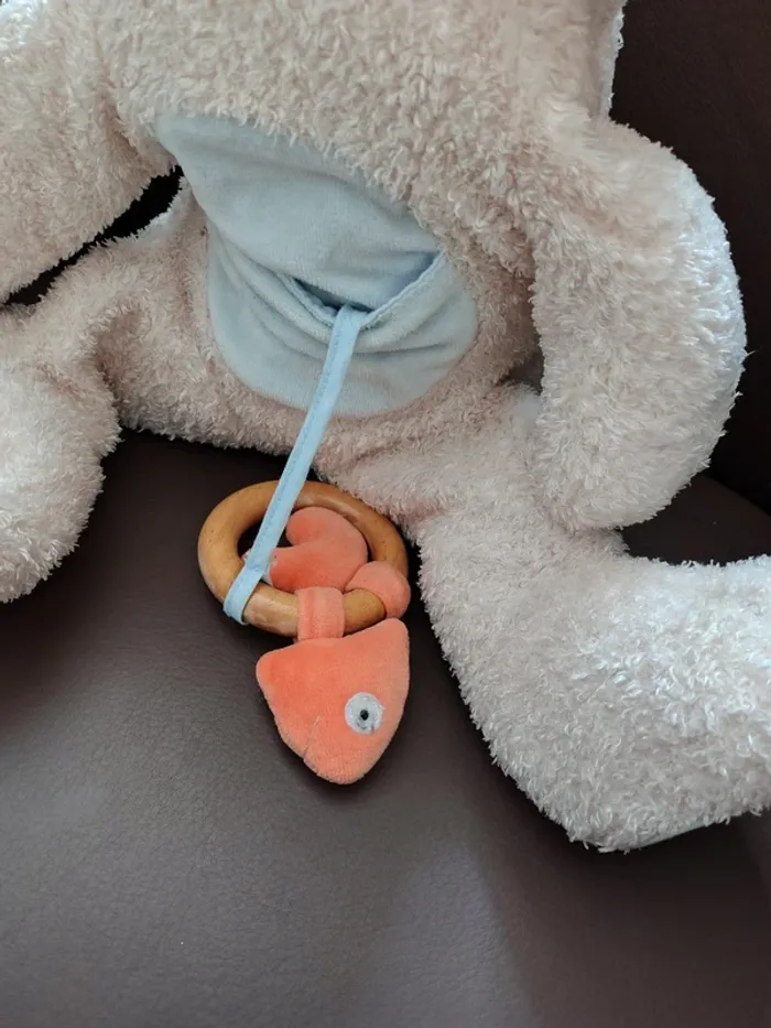 Peluche Grand ours blanc avec poisson orange et anneau pour bébé - photo numéro 2