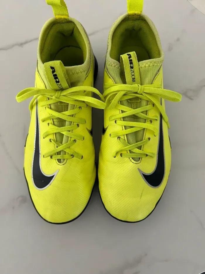Basket de foot synthétique Nike taille 35.5 - photo numéro 2