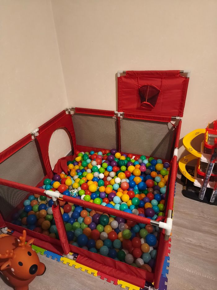 Piscine a balles avec balles