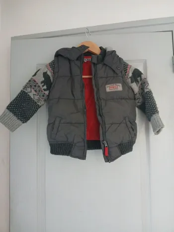 Blouson gris et rouge