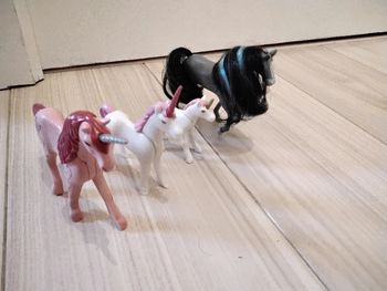 Lot de 3 licornes et un cheval