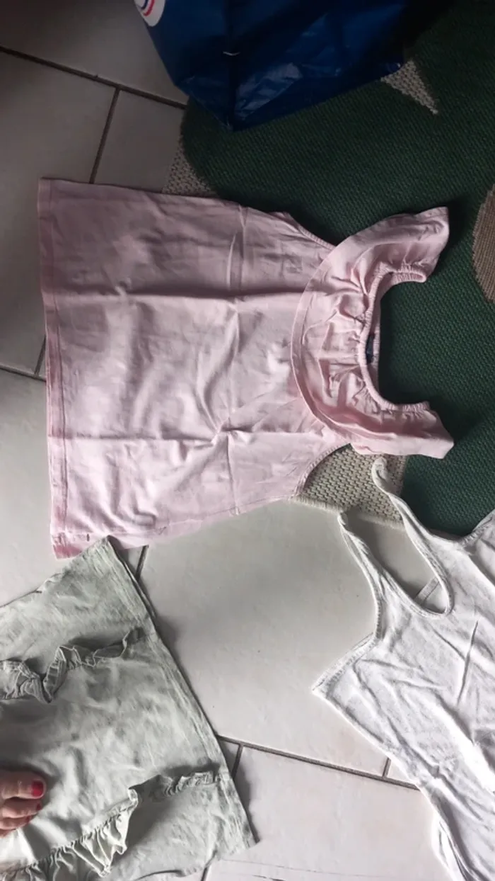 Tee shirt rose avec volants au col okaidi 8 ans tbe