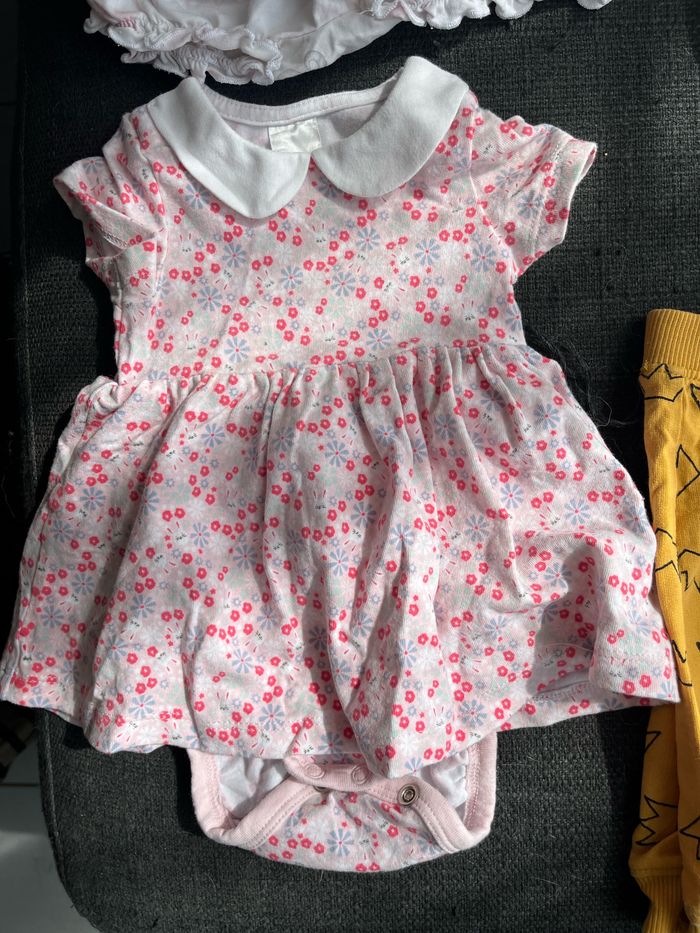 Lot vêtements fille taille 1 mois - photo numéro 3