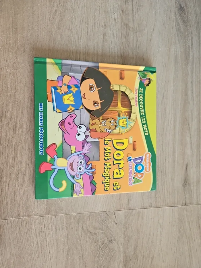 Livre dora l'exploratrice