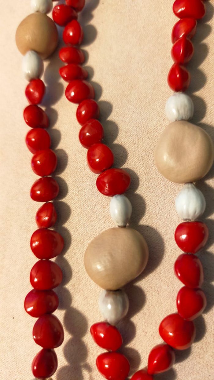 Collier vintage en graines naturelles rouges & ivoire végétal – Collection Terres d’Ailleurs - photo numéro 5